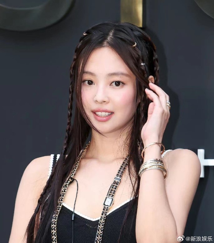 韩国著名女星Jennie就室内吸烟行为致歉，吸烟画面已被删减